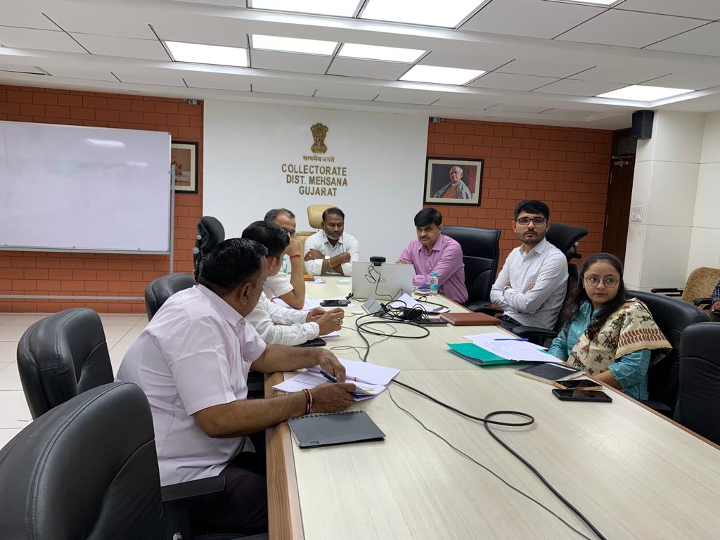 CollectorMeh's tweet photo. જિલ્લામાં વરસાદની હાલની પરિસ્થિતિ તેમજ આગામી આગાહીને ધ્યાનમાં લઈને  તમામ પ્રાંત અધિકારીશ્રી, મામલતદારશ્રી, તાલુકા વિકાસ અધિકારીશ્રી સાથે વર્ચ્યુઅલ રીવ્યુ બેઠક યોજી, સાવચેતીનાં ભાગરૂપે યોગ્ય ઝડપી આગોતરા આયોજન અંગે જરૂરી સૂચના અને માર્ગદર્શન આપવામાં આવ્યું.
@CMOGuj @Bhupendrapbjp https://t.co/XsCe9BMtLw
