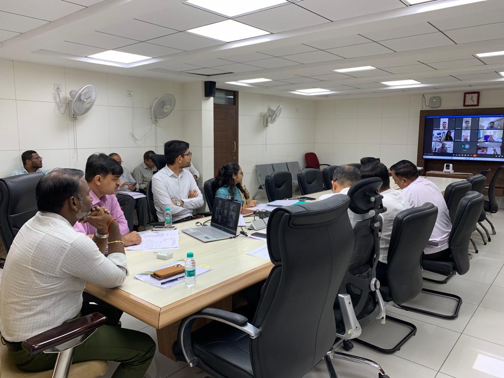 CollectorMeh's tweet photo. જિલ્લામાં વરસાદની હાલની પરિસ્થિતિ તેમજ આગામી આગાહીને ધ્યાનમાં લઈને  તમામ પ્રાંત અધિકારીશ્રી, મામલતદારશ્રી, તાલુકા વિકાસ અધિકારીશ્રી સાથે વર્ચ્યુઅલ રીવ્યુ બેઠક યોજી, સાવચેતીનાં ભાગરૂપે યોગ્ય ઝડપી આગોતરા આયોજન અંગે જરૂરી સૂચના અને માર્ગદર્શન આપવામાં આવ્યું.
@CMOGuj @Bhupendrapbjp https://t.co/XsCe9BMtLw