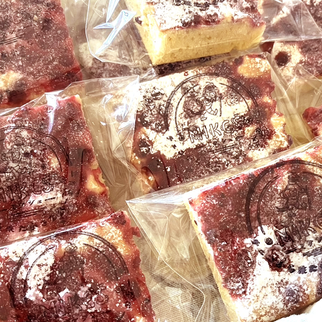 Mikes_the_shop's tweet photo. [販売のお知らせ] 連休最後の本日から面白荘さんでチェコのお菓子を売っています。
先日アプリコットのブブラニナが即日完売しましたが今回はレッドカラント😊 #チェコ #チェコ共和国 #チェコのお菓子 #チェコのケーキ  #ミケシュ #Bublanina #ブブラニナ #czech #czechia #東欧 https://t.co/Us5mHGEUJm