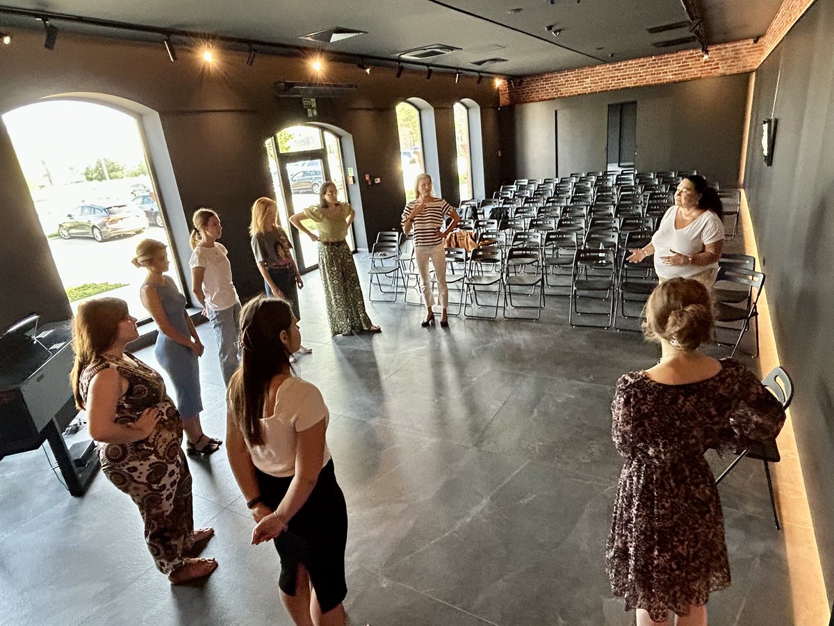 MikulskiART's tweet photo. #WarmUp #breathing daily routine / rozgrzewka, ćwiczenia oddechowe, higiena głosu, codzienna rutyna wokalna #MikulskiART #Opera #Academy #CarolineMerz #AflopaArt #Pabianice #Poland🇵🇱 #MeetMikulski https://t.co/0i1IwO2m4d https://t.co/IhopIeXVYd