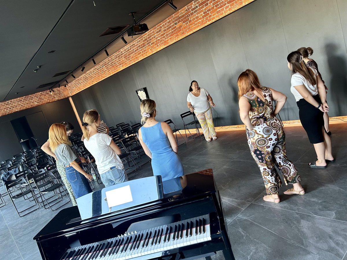 MikulskiART's tweet photo. #WarmUp #breathing daily routine / rozgrzewka, ćwiczenia oddechowe, higiena głosu, codzienna rutyna wokalna #MikulskiART #Opera #Academy #CarolineMerz #AflopaArt #Pabianice #Poland🇵🇱 #MeetMikulski https://t.co/0i1IwO2m4d https://t.co/IhopIeXVYd