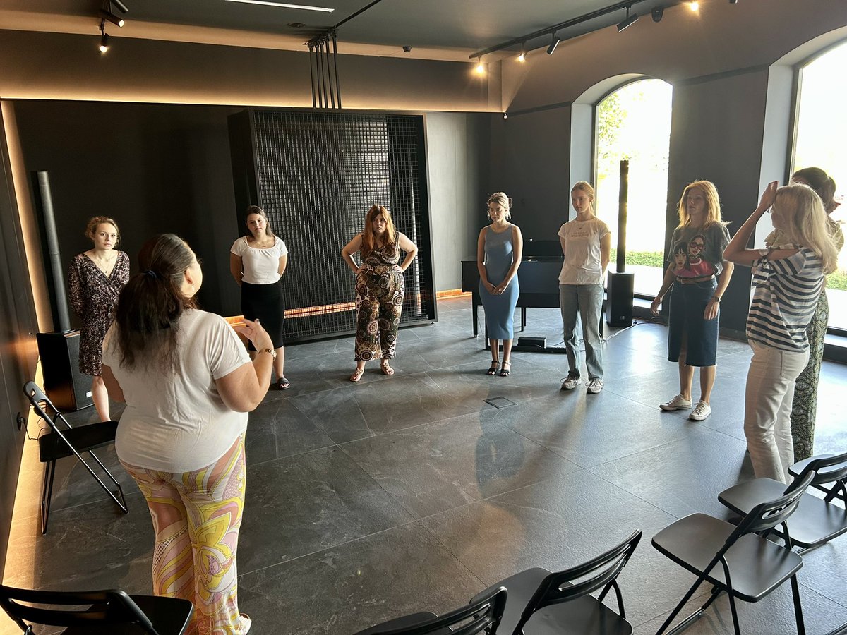 MikulskiART's tweet photo. #WarmUp #breathing daily routine / rozgrzewka, ćwiczenia oddechowe, higiena głosu, codzienna rutyna wokalna #MikulskiART #Opera #Academy #CarolineMerz #AflopaArt #Pabianice #Poland🇵🇱 #MeetMikulski https://t.co/0i1IwO2m4d https://t.co/IhopIeXVYd