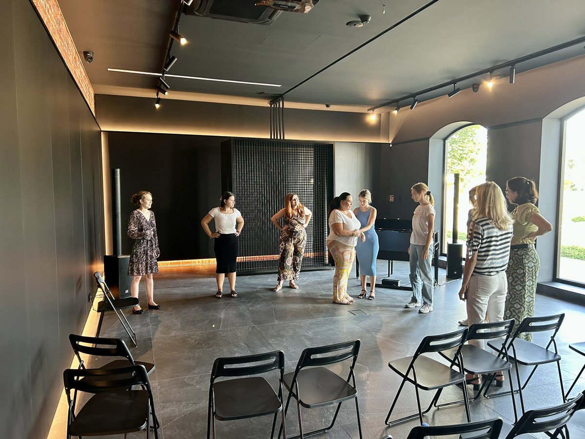 MikulskiART's tweet photo. #WarmUp #breathing daily routine / rozgrzewka, ćwiczenia oddechowe, higiena głosu, codzienna rutyna wokalna #MikulskiART #Opera #Academy #CarolineMerz #AflopaArt #Pabianice #Poland🇵🇱 #MeetMikulski https://t.co/0i1IwO2m4d https://t.co/IhopIeXVYd