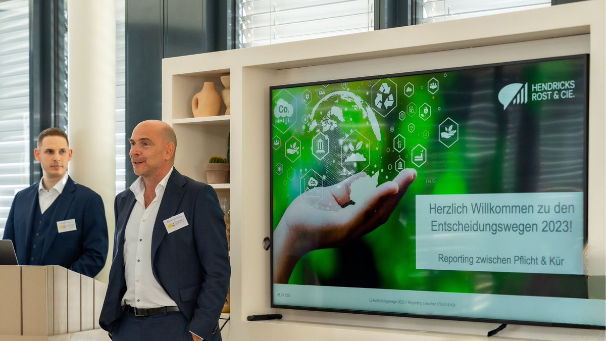 HRCIE's tweet photo. Was für ein wunderbarer Tag, wow! Auf unseren ENTSCHEIDUNGSWEGEN 2023 präsentierten wir gemeinsam mit unseren Kunden und Partnern spannende Beispiele, wie namenhafte Unternehmen mit dem Nachhaltigkeits-Reporting umgehen. Wir sagen Danke für diese gelungene Veranstaltung mit euch. https://t.co/gFuHc0eRZA