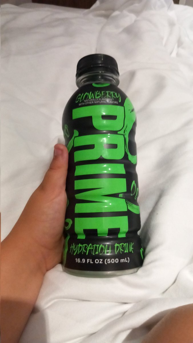 Tommyleedann's tweet photo. #DrinkPrime @KSI @LoganPaul #GlowberryPrime https://t.co/EPPmhxdU6J