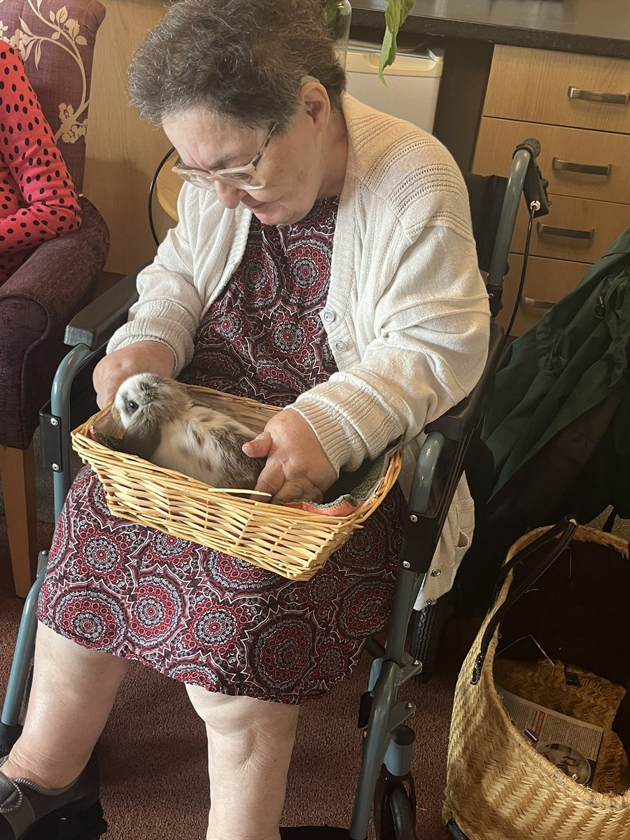 BethuneCourt's tweet image. Thank you to PetPals Therapy for a lovely afternoon @AnchorLaterLife #pettherapy #bunny #chickens #MondayMood