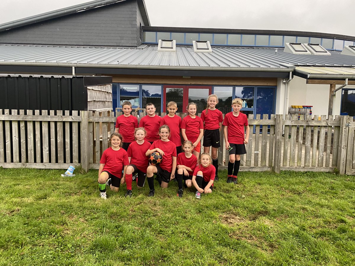 Da iawn i bawb a gymerodd ran yn Nhwrnamaint Pêl-droed Ysgol Dyffryn Cledlyn.

Well done to everyone that took part in Dyffryn Cledlyn's School Football Tournament.