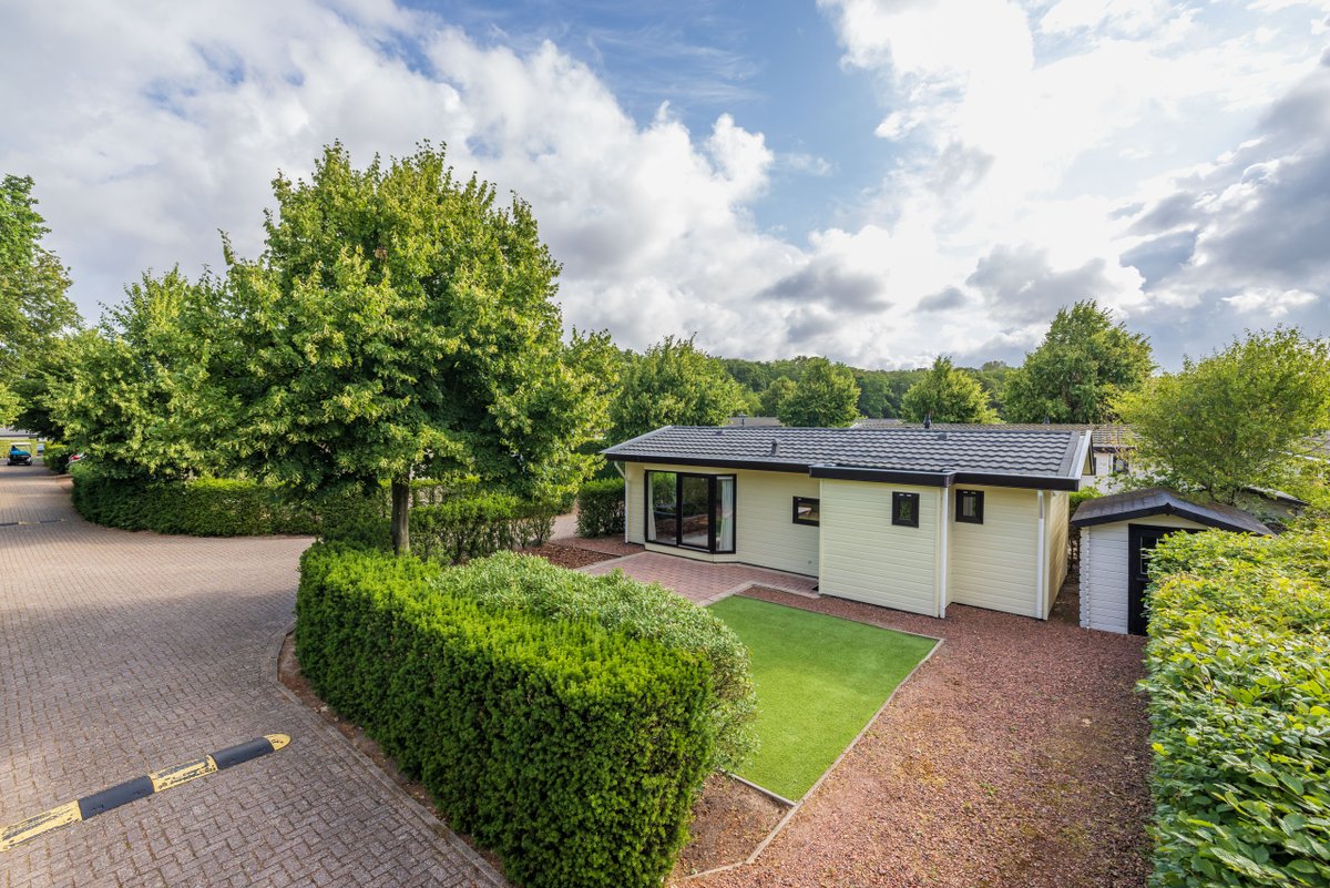 Nieuw in verkoop!
Vrijstaand chalet op een fraaie hoekkavel van 201 m² eigen grond met veel privacy. Het chalet is zeer goed onderhouden en is gelegen op het recreatiepark “De Noordwijkse Duinen’’.
Kijk op onze site voor meer informatie, 
pietwarmerdammakelaardij.nl/aanbod/woninga…