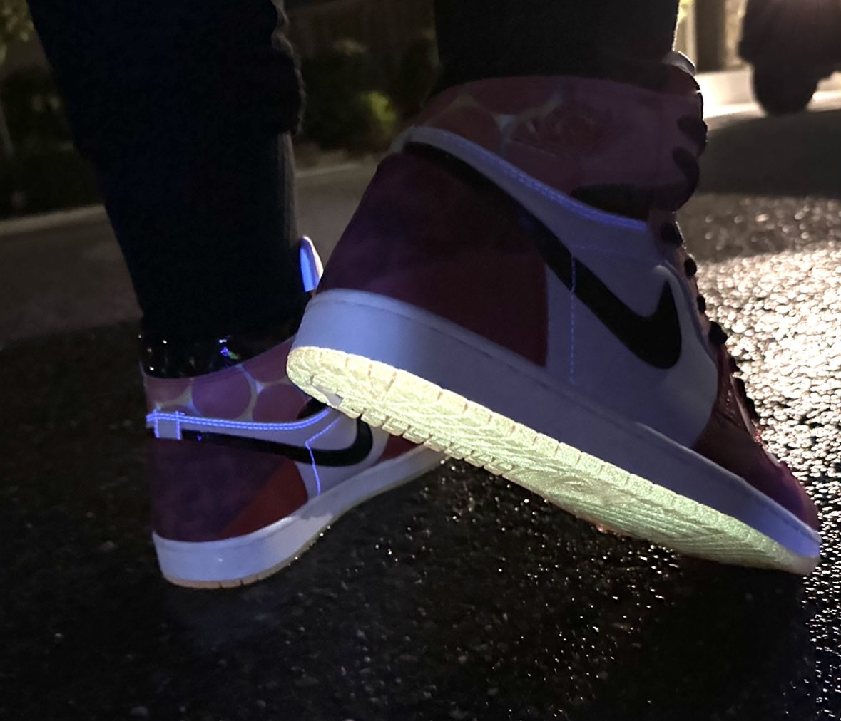 shilohnsam's tweet photo. Happy Monday had a lil fun with night time photos of my Spider-Manβs for #weekofjordan1high love the glow on these.. whats ur fav 1? While these not my fav they are a fun shoe ππΎππΎπ.. #nike #kicks #kickstagram #dailysole #kicksoftheday #Irkicksondeck #snkrliveheatingup https://t.co/eKjoqExbmm