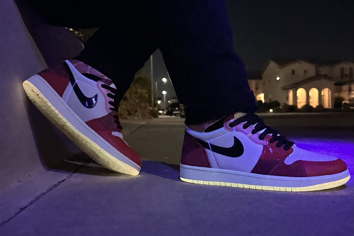 Happy Monday had a lil fun with night time photos of my Spider-Man’s for #weekofjordan1high love the glow on these.. whats ur fav 1? While these not my fav they are a fun shoe 🙌🏾🙌🏾😂.. #nike #kicks #kickstagram #dailysole #kicksoftheday #Irkicksondeck #snkrliveheatingup