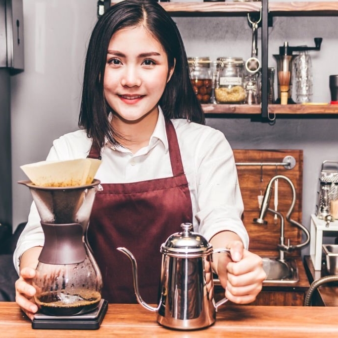 ☕The café comes alive with the aroma of freshly brewed coffee and the artful touch of barista. Her meticulous drip coffee and enchanting latte art turn every visit into a delightful experience. #coffee #cafe #latte #morning #coffeeshop #coffeelovers #barista #blissedoutcoffee