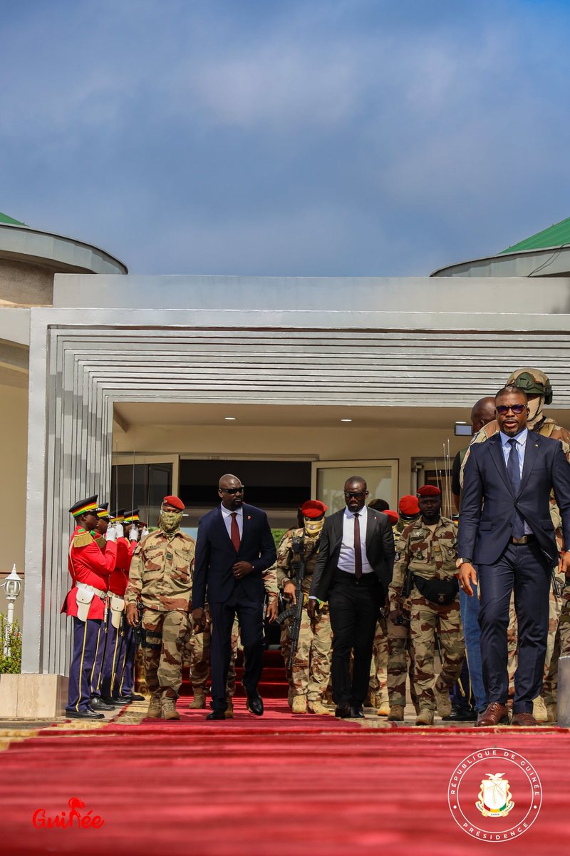 Presidence_gn's tweet image. 𝗔𝗲́𝗿𝗼𝗽𝗼𝗿𝘁 𝗜𝗻𝘁𝗲𝗿𝗻𝗮𝘁𝗶𝗼𝗻𝗮𝗹 𝗔𝗵𝗺𝗲𝗱 𝗦𝗲́𝗸𝗼𝘂 𝗧𝗼𝘂𝗿𝗲́ : 𝗹𝗲 𝗖𝗵𝗲𝗳 𝗱𝗲 𝗹'𝗘́𝘁𝗮𝘁 𝗮 𝗽𝗿𝗶𝘀 𝗹𝗲 𝗱𝗲́𝗽𝗮𝗿𝘁 𝗽𝗼𝘂𝗿 𝗹𝗮 𝟳𝟴𝗲̀𝗺𝗲 𝗔𝘀𝘀𝗲𝗺𝗯𝗹𝗲́𝗲 𝗚𝗲́𝗻𝗲́𝗿𝗮𝗹𝗲 𝗱𝗲 𝗹'𝗢𝗡𝗨 

Le Chef de l'État, le Colonel Président Mamadi…