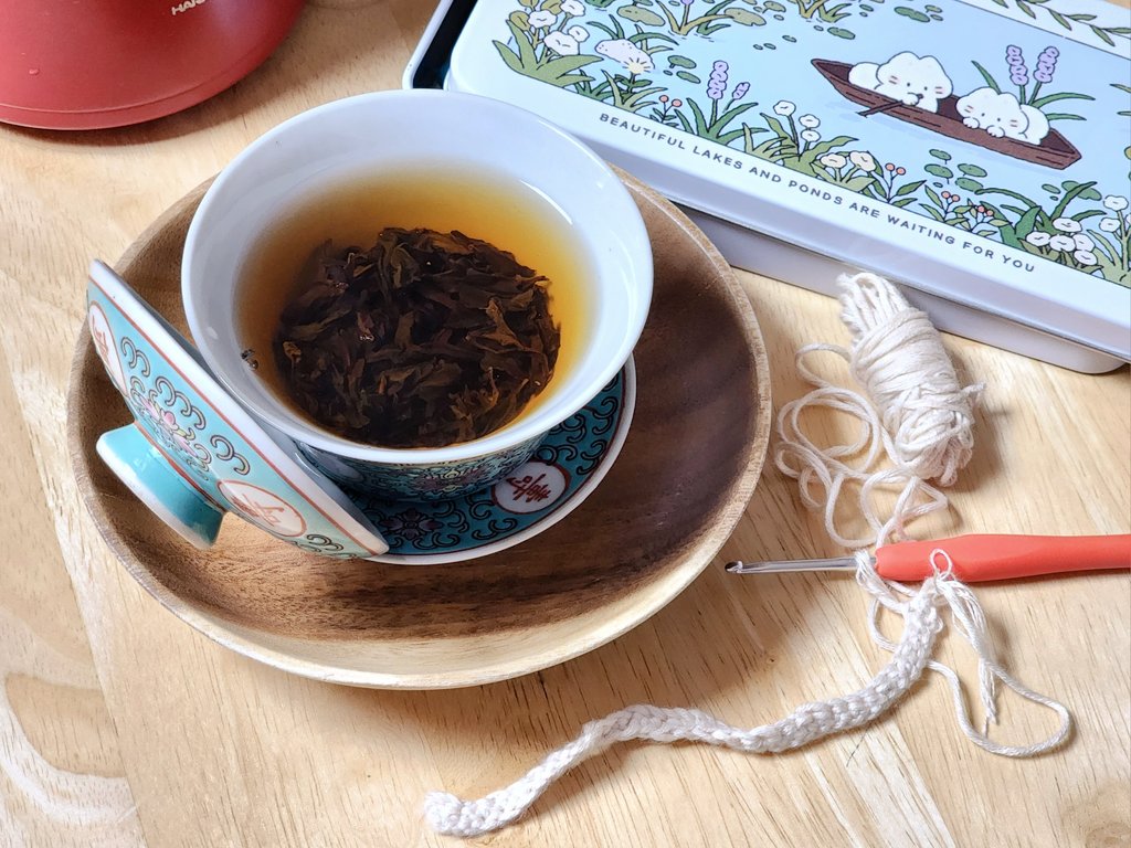 일하다가 잠깐 쉴 겸 바늘을 잡았다가, 내게 뜨개는 아직 쉼이 아니라는 걸 깨닫고 내려놨다.
더 일찍 못 하는 것들 많이 해 볼걸. 포샵 선따기도 악기도 뜨개질도 일찍 할걸.
못 하는 건 받아들였지만 잘 하려고 기를 쓰는 자신은 아직 받아들이지 못하겠다.
어쩌다 일이 제일 편한 못난이가 됐을까.