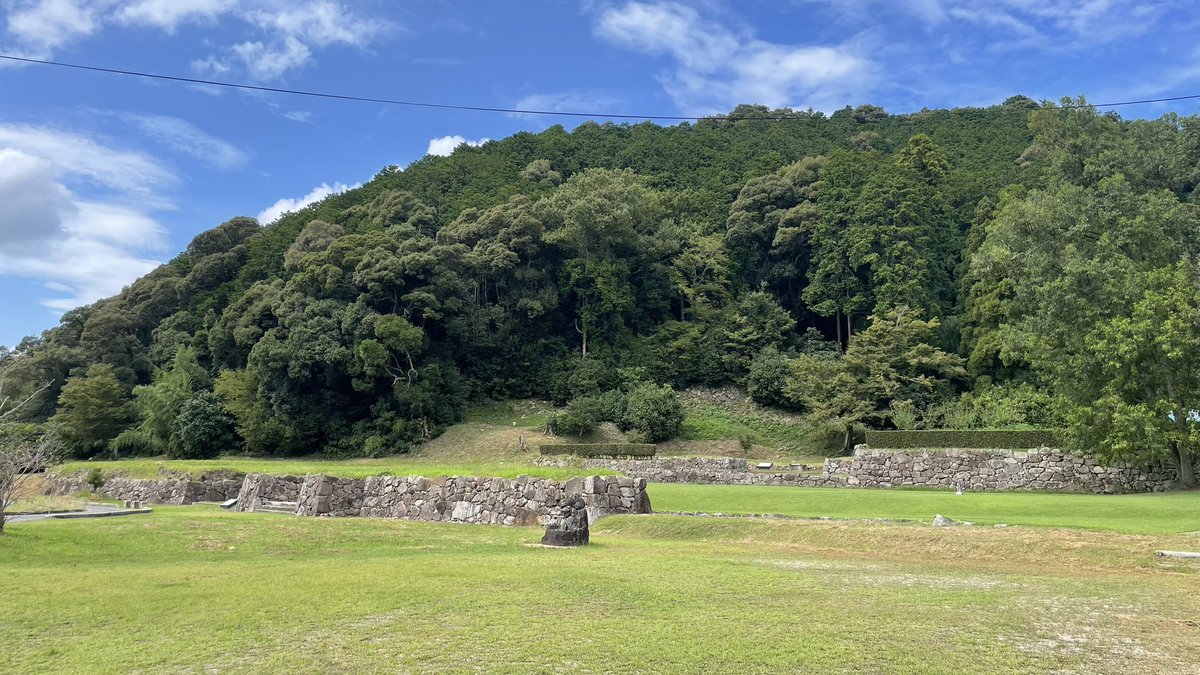 BlueSR400's tweet image. ＃信長の野望出陣 
名城に行って  その場所でお城をタップしたらSSR武将がゲット出来ると知って、信長 欲しさに『 安土城』に行ってみた✨

元就の郡山城址では山を登らなければゲットできなかったが、安土城は麓の駐輪場でゲット出来ました✨✨

でも、行ったからにはちゃんと登ったで‼️