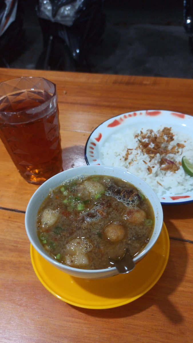 AdytyaUp's tweet photo. Sudah dicoba mas, rasanya mantul 👍. Pesen teh panas ada aroma cinnamonnya kalo kata mamen, enakk https://t.co/94oZqKhGRM