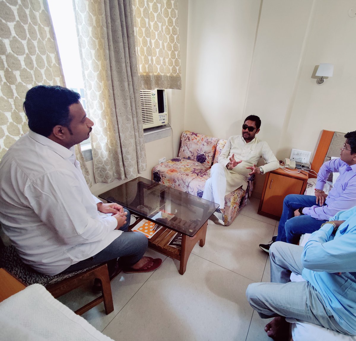 VinayMishraINC's tweet photo. आज भोपाल में जिला कांग्रेस शहर अध्यक्ष भोपाल श्री प्रदीप मोनू सक्सेना जी एवम कांग्रेस पार्टी के प्रवक्ता श्री कमलेश खातेरकर जी से सौजन्य मुलाकात की
@incmp
#bhopal #mpcongress #देवतालाब #Congress2023 #rewa #देवतालाब #devtalab #vinaymishrainc #vinaymishra4deotalab https://t.co/qNmYbs8Hnj