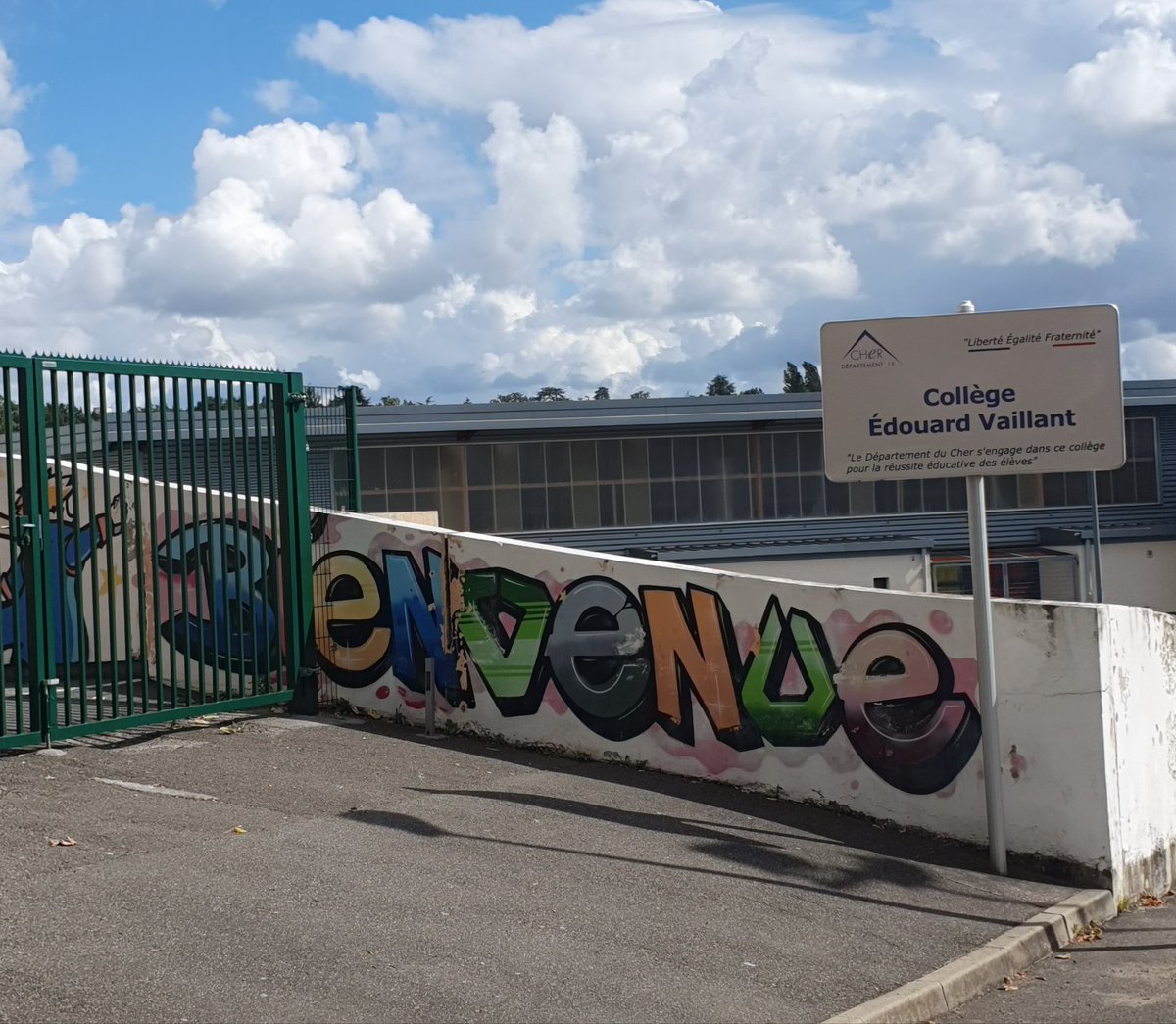 karen_prevost's tweet image. #BackInThePast 
🤗 Ravie d&apos;être retournée dans mon dernier collège d&apos;exercice pour un projet en #EducMediasInfo 
👍👏 Un projet très prometteur porté Marie Boisnard et @EOissima 
#NEFLE #CNRE