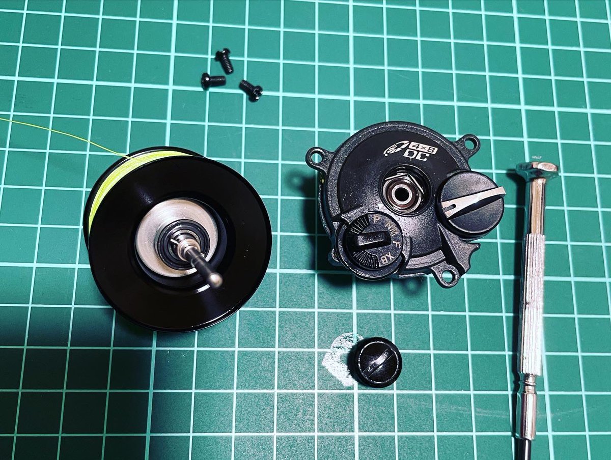 BlueHazefishing's tweet photo. アンタレスDCMD。
面倒なのが、DCユニットを留めているネジを外さないとスプールベアリングに注油できない事です���ね。
メカニカルブレーキノブを外さないとカバー側のベアリングにも注油できないので、毎回スプールのガタツキ調整をしないといけない
オイルはもちろん信頼性抜群のIOS01❗️
#IOS01 https://t.co/eaobBKdH2U