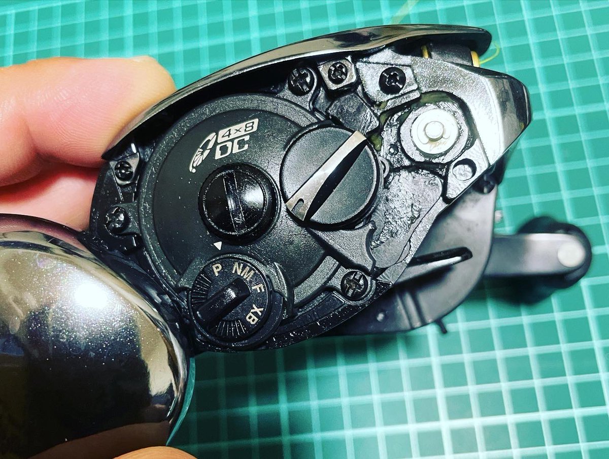 BlueHazefishing's tweet photo. アンタレスDCMD。
面倒なのが、DCユニットを留めているネジを外さないとスプールベアリングに注油できない事です���ね。
メカニカルブレーキノブを外さないとカバー側のベアリングにも注油できないので、毎回スプールのガタツキ調整をしないといけない
オイルはもちろん信頼性抜群のIOS01❗️
#IOS01 https://t.co/eaobBKdH2U
