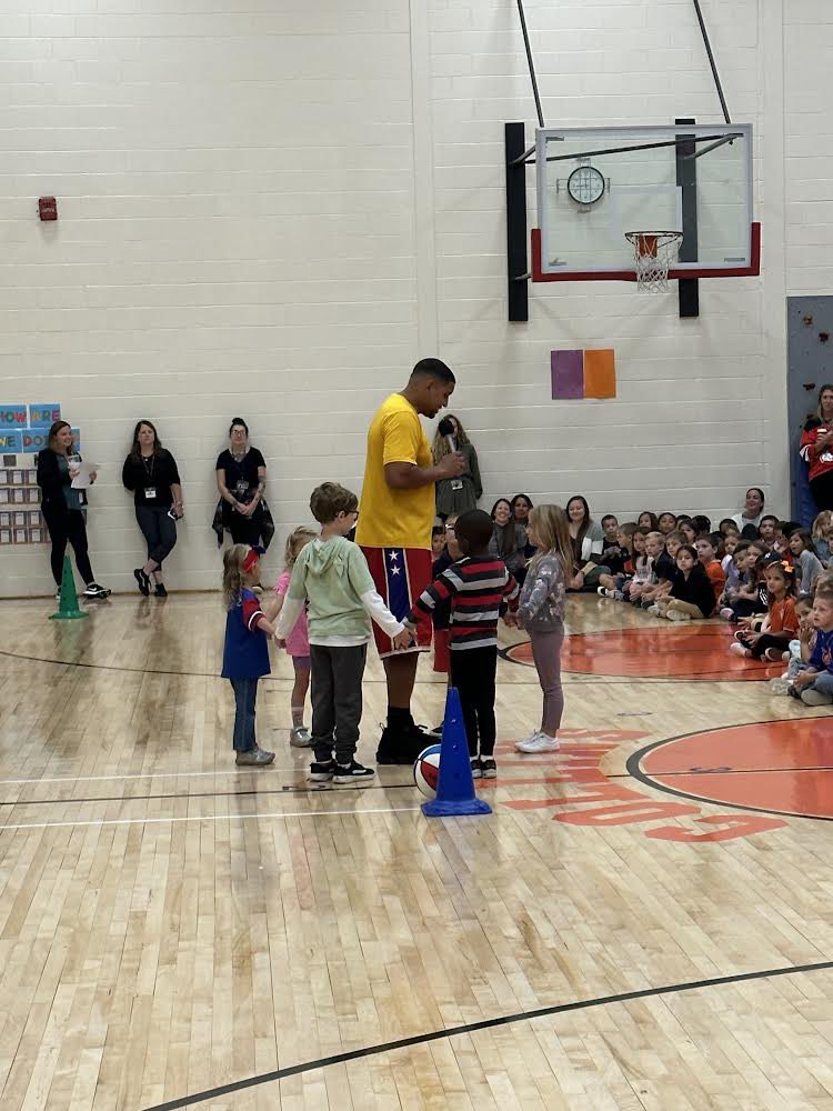 Members of the Harlem Wizards stopped by the Collins School to speak to the students today about the upcoming Wizards vs. Bengals game on October 4th at 6:30 PM at BHS. Get your tickets now at pretix.eu/harlemwizards/… 🏀 #barnegatinspires