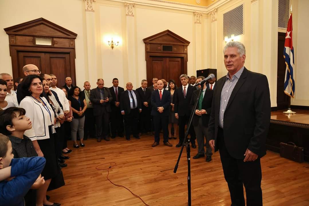 El presidente <a href="/DiazCanelB/">Miguel Díaz-Canel Bermúdez</a> no es cualquier presidente. Representa a #Cuba 🇨🇺 país bloqueado hace más de 60 años y que se sobrepone todos los días a una política obsesiva y dañina del gobierno de EEUU. 

#YoSigoAMiPresidente