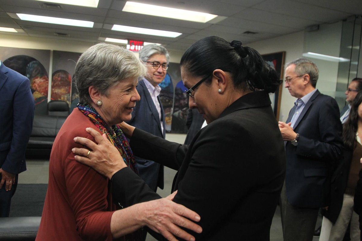 SRE_mx's tweet photo. 📸 La canciller @aliciabarcena está en Nueva York para participar, en representación del presidente @lopezobrador_, en el 78 Período Ordinario de Sesiones de la Asamblea General de la @ONU_es.

Durante esta semana, la titular de la @SRE_mx participará en el Debate General de Alto Nivel, con más de 160 delegados, entre jefes y jefas de Estado, y titulares de cancillerías de todo el mundo. 

Sostendrá encuentros con sus homólogas y homólogos del mundo, y participará en reuniones que permitirán avanzar en la agenda internacional que apuntala México.

🇲🇽🤝🇺🇳
#DiplomaciaCercaDeTi
#AGONU