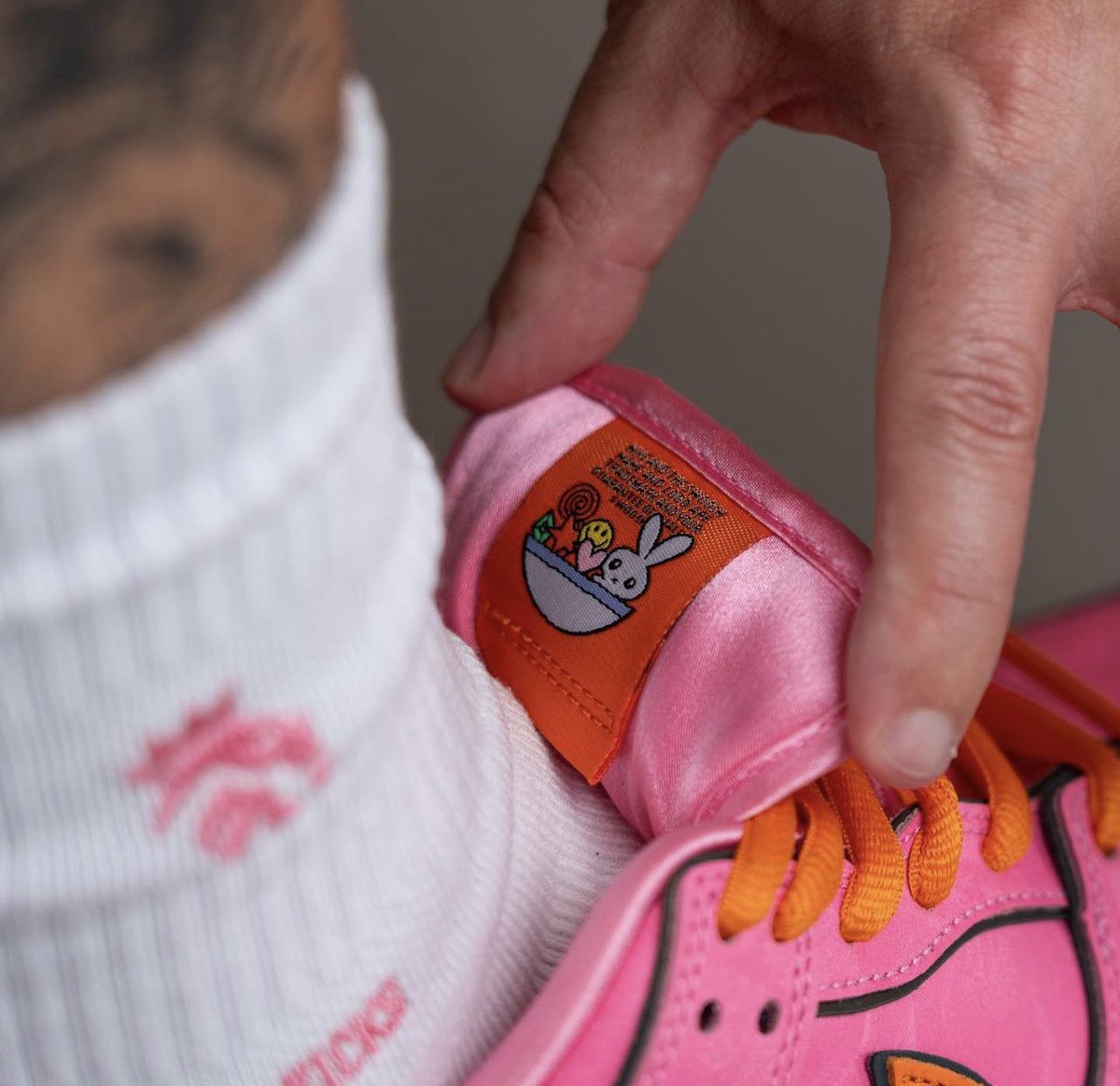 FitThemAll's tweet photo. On-feet des prochaines Nike SB Dunk Low x Les Supers Nanas « Belle » 🌺 https://t.co/H0ojrBpXXs