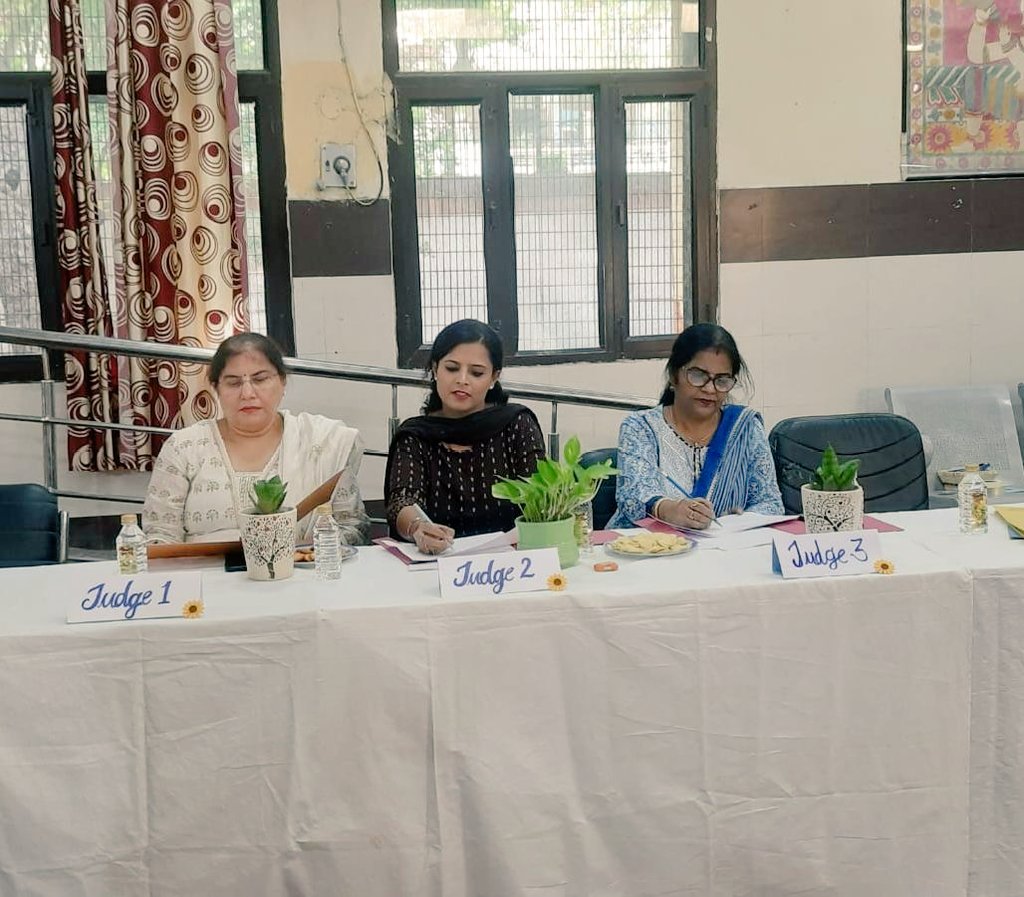 AkankshaKumar03's tweet photo. ⭐️A tough call to be the Judge in #InterzonalCompetition 😇
For as the children display their #talent, gruelling it becomes to make the decision🤗🤞 
Three cheers for our shining little gifted artists🥳 👏
#Motivation 
#Sloganwriting 
#Judgement 
@Dir_Education 
@BRP_Sanjay https://t.co/iv9mg9D9dC
