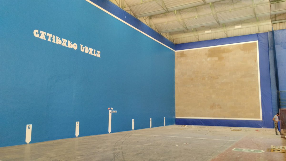 Instalaciones32's tweet photo. Finalización de la primera fase de los trabajos. Ahora toca esperar que asiente el frontis para finalizar con la pintura del mismo. Para el marcaje usamos la nueva normativa.
#gatika #piedra #frontis #reforma https://t.co/RTSuoUm1lQ