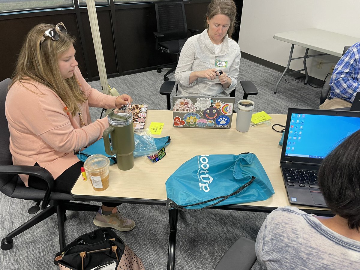 hollowayreader's tweet image. Today’s #AmazonFutureEngineer #BootUpPD starting with unlocking critical thinking strategies with figuring out the code! Computer Science is for K-5!