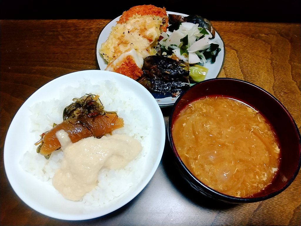 Lotus_Bangohan's tweet photo. じりじりと野菜が何もかも高い…トマトが1コ200円…無理…貧乏人にトマトを食べる資格はない(泣) 

カジキのフリッター
カニクリームコロッケ
玉ねぎとタコのマリネ
ナス焼き
ナスのぬか漬
松前漬け、とろろご飯
昨日��みそ汁

#おうちごはん
#映えないボクの晩ごはん https://t.co/vGFWIzwHxS