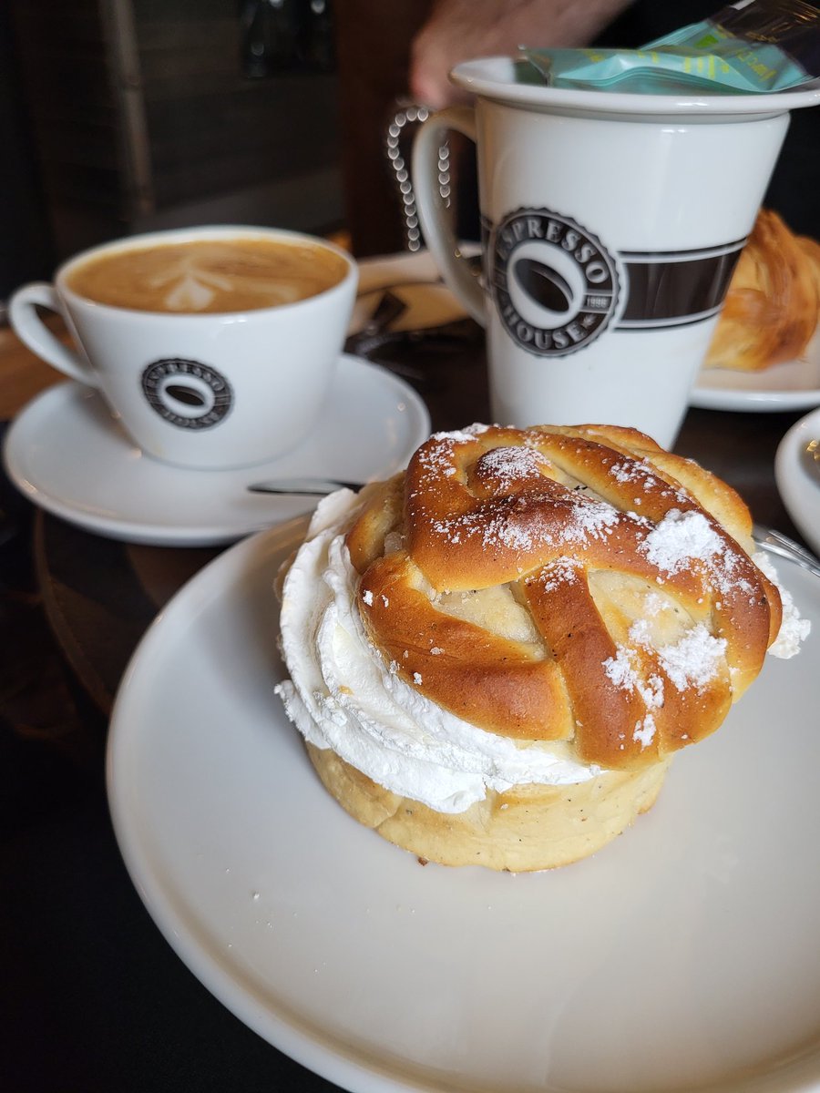 la_daze's tweet image. Quando nel libro che stai leggendo con le ragazze di @ReadersBe trovi il tuo dolce preferito - mangiato a Copenhagen in versione vegan 🍃🐮 e sorridi