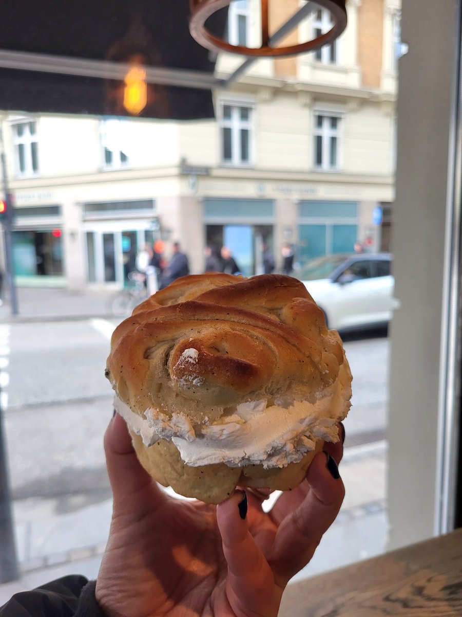 la_daze's tweet image. Quando nel libro che stai leggendo con le ragazze di @ReadersBe trovi il tuo dolce preferito - mangiato a Copenhagen in versione vegan 🍃🐮 e sorridi