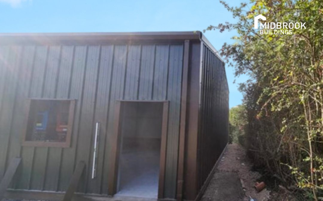 MidbrookBuildi1's tweet image. New #CommercialUnit at Intakes Lane Business Park nearing completion, available to rent from October 2023.

- Brand new B8 #StorageUnit with yard and parking. 

- Rent: £13,500 p.a. (Check VAT status)

Book a viewing now/learn more: buff.ly/3DGeqOW

#CommercialBuilding