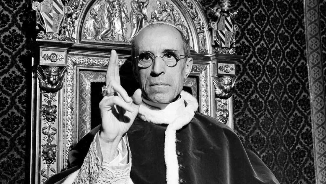 Nada nuevo🙄 Revelan que el papa Pío XII estaba al corriente del Holocausto en la 2da Guerra Mundial Así lo confirma una misiva del 14 de diciembre de 1942 donde se explica que en el crematorio del campo de concentración de Belzec,en Polonia, 'morían cada día hasta 6.000 hombres'
