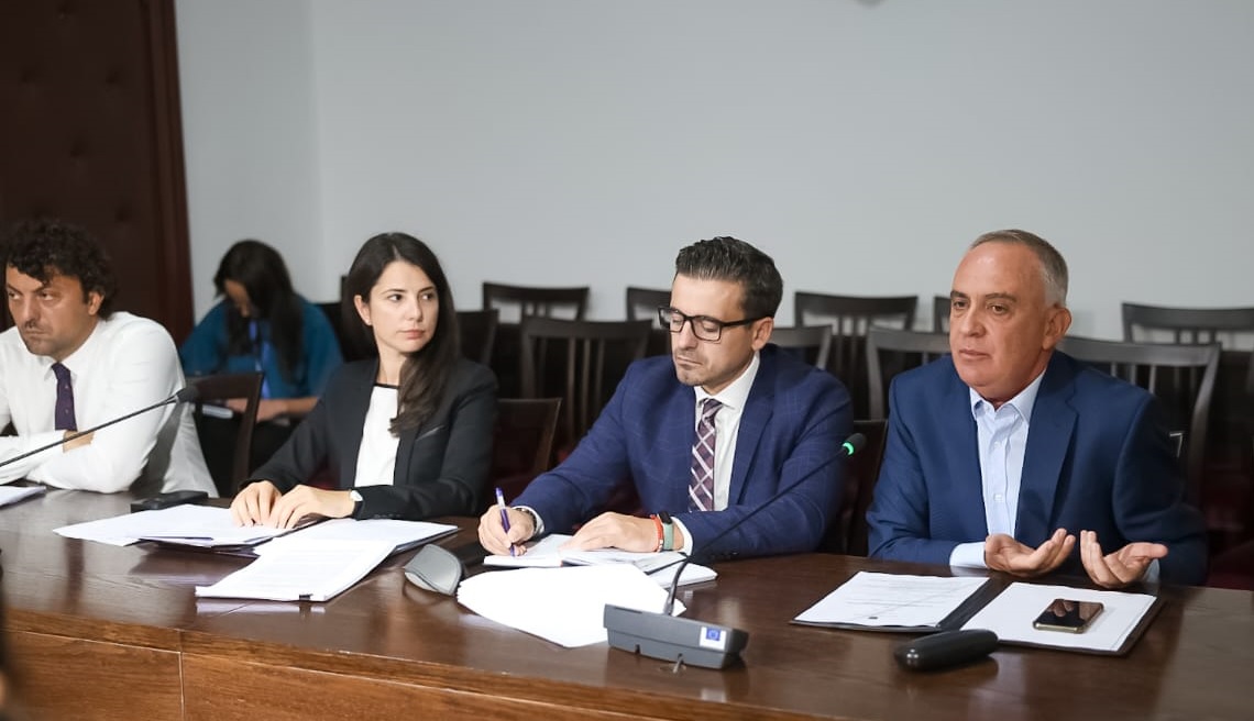 IdpAlbania's tweet image. Komisioni për Ekonominë dhe Financat i Kuvendit miratori projektligjit “Për disa shtesa dhe ndryshime në ligjin nr. 119/2014 “Për të drejtën e informimit”. Komisioneri Dervishi tha se përmirësimet synojnë forcimin e transparencës dhe llogaridhënies së autoriteteve publike.