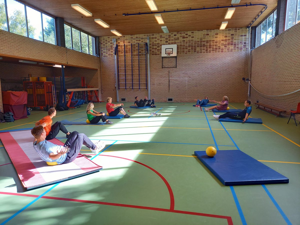AcademieOost's tweet photo. Afgelopen vrijdag vond de eerste praktijkles sport- en beweegleider senioren plaats. Docent Marian Schijf gaf de deelnemers inspiratie voor beweeglessen die aan senioren gegeven kunnen worden en hoe ze dit aan kunnen passen aan de verschillende niveaus. https://t.co/OHRBzOAx5y