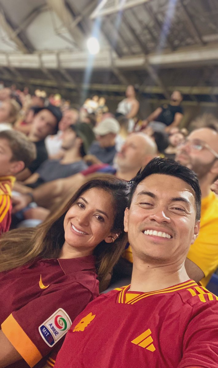 Juandcamago's tweet photo. Sueño cumplido! Ver a la @OfficialASRoma y con goleada incluida 💛❤️ https://t.co/ju8sJt9Tl7