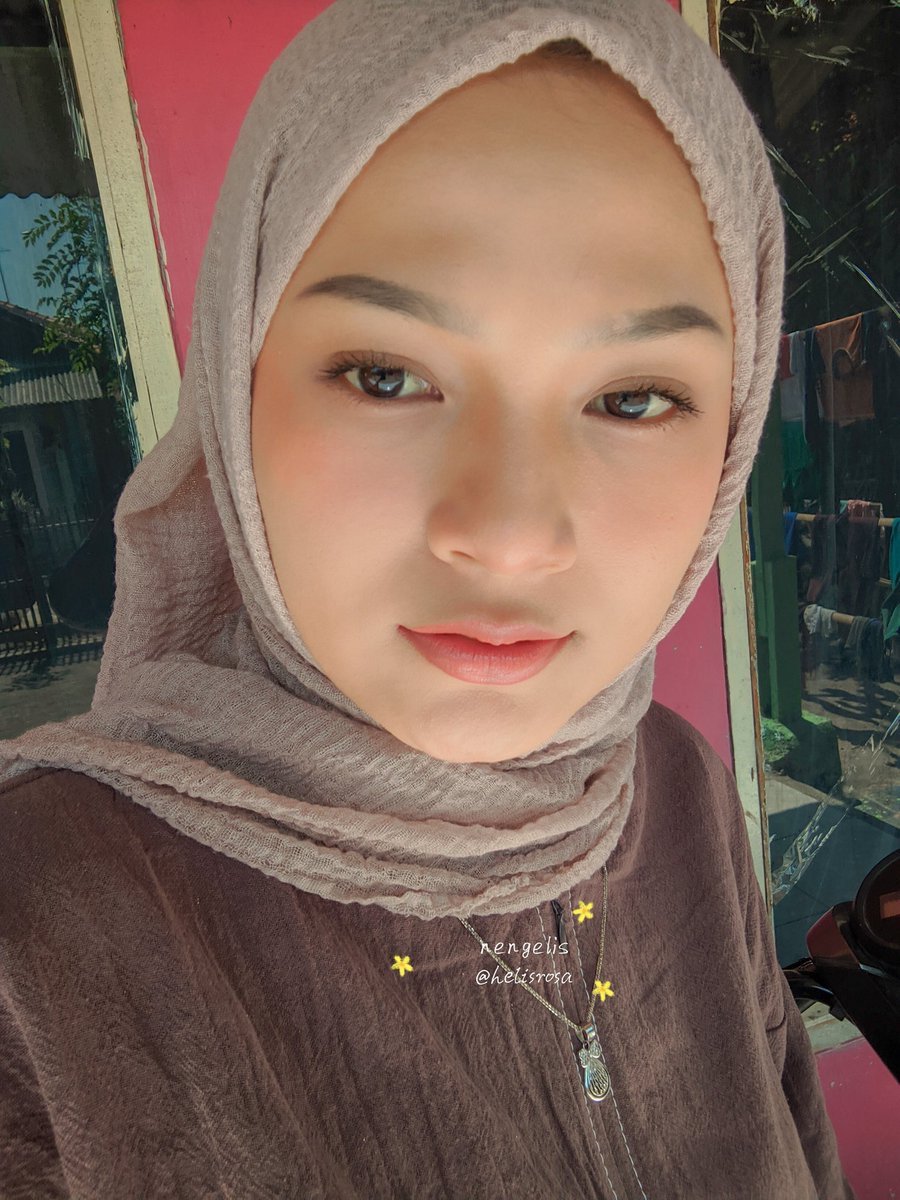 Get ready with me🌷🎀🪞💄👠👑✨
Make up today ✨

Team yg kalo make up wajib dan emang wajib bgt pake proper skin prep . Why? Hasil nya jadi flawless banget say Ga bakal crack, patchy/ga nempel.
Kunci make up flawless ala aku itu yg penting kulit lembab❗