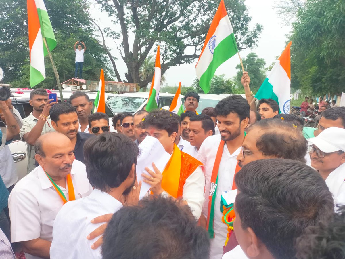 #2800की_घोषणा_पूरी_करो
<a href="/BJP4India/">BJP</a> <a href="/BJP4MP/">BJP Madhya Pradesh</a> <a href="/CMMadhyaPradesh/">Chief Minister, MP</a> <a href="/nstomar/">Narendra Singh Tomar</a> <a href="/BhopalSamachar/">Bhopal Samachar</a> <a href="/ZeeMPCG/">Zee MP-Chhattisgarh</a> <a href="/DainikBhaskar/">Dainik Bhaskar</a> <a href="/mpbreakingnews/">MP Breaking News</a> <a href="/vdsharmabjp/">VD Sharma</a> <a href="/KailashOnline/">Kailash Vijayvargiya</a>
<a href="/OfficeofSSC/">Office of Shivraj</a> 
<a href="/JM_Scindia/">Jyotiraditya M. Scindia</a>
<a href="/GovindSingh_R/">-</a> 
<a href="/MPTakOfficial/">MP Tak</a>
<a href="/INCMP/">MP Congress</a> <a href="/OfficeOfKNath/">Kamal Nath</a> <a href="/PMOIndia/">PMO India</a> <a href="/AmitShahOffice/">Office of Amit Shah</a> <a href="/RakeshTikaitBKU/">Rakesh Tikait</a>