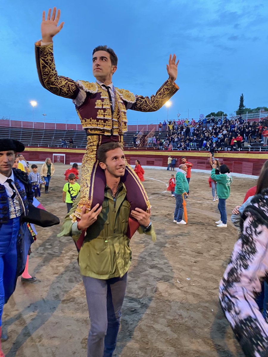 2 orejas el sábado en una tarde más que especial, que pedazo de afición y que categoría la de su gente! GRACIAS CADALSO <a href="/Cadalso_Opina/">Ayuntamiento de Cadalso de los Vidrios</a>