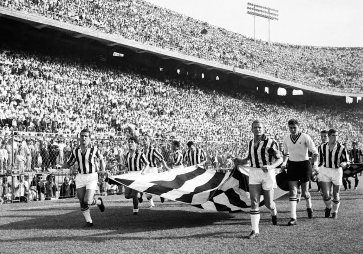 CultoBianconero's tweet photo. il #18settembre del 1960 la Juve vinceva la Coppa Italia a San Siro contro la Viola: c’erano Boniperti che ovviamente la alzò, Charles che ovviamente segnò, Sivori che ovviamente si prese un rosso e Gino #Stacchini che proprio quell’anno faceva la naja con mio padre, alpino a Bra https://t.co/lyBB7KZuxP