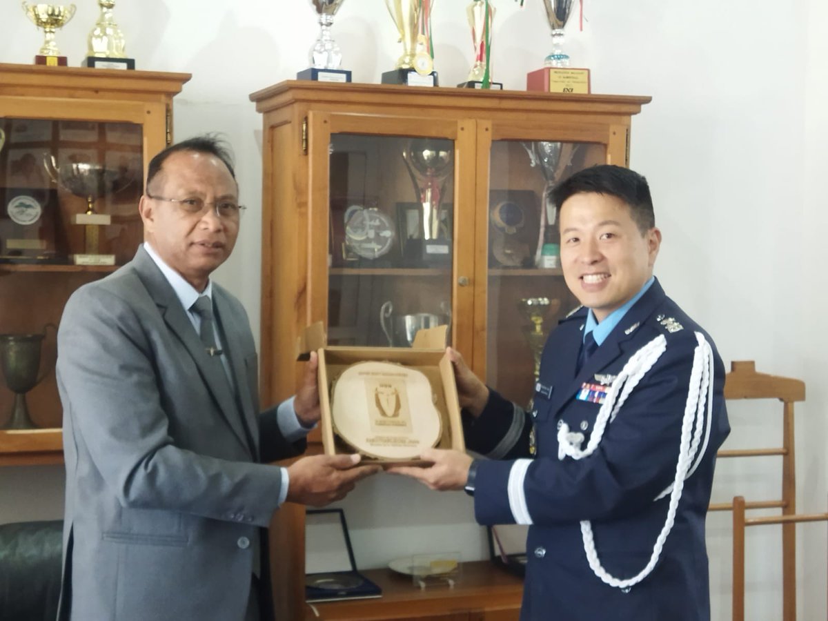 Le Ministre de la Défense Nationale🇲🇬 a reçu ce 18 Septembre 2023, l'Attaché de Défense près de l'Ambassade de Corée du Sud🇰🇷 en Ethiopie, le Colonel JEE SOO-CHAN. L’objectif de cette réunion est de renforcer continuellement la coopération militaire entre les deux parties.