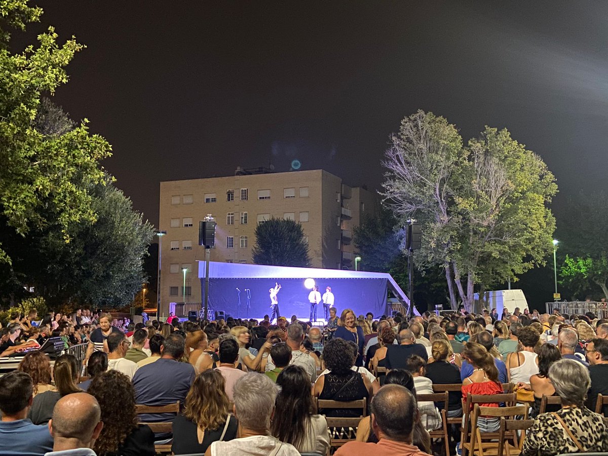 ImproBarcelona's tweet photo. 700 cadires i gent de peu i a la bancada a #montornesdelvalles per veure el nostre #ComandoImpro! Ens emportem un record inoblidable i una nit irrepetible per a tots i totes ❤️🔥 @ajmontornes
#NoSomImproShow
📷 @louloucruz
🎤 @vallesvisio https://t.co/OQJ7aSI7VR