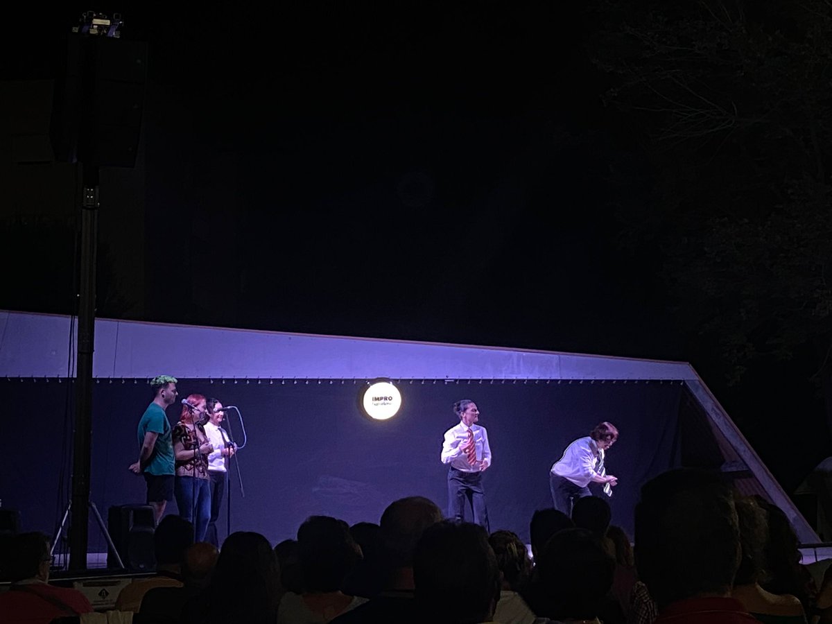 ImproBarcelona's tweet photo. 700 cadires i gent de peu i a la bancada a #montornesdelvalles per veure el nostre #ComandoImpro! Ens emportem un record inoblidable i una nit irrepetible per a tots i totes ❤️🔥 @ajmontornes
#NoSomImproShow
📷 @louloucruz
🎤 @vallesvisio https://t.co/OQJ7aSI7VR