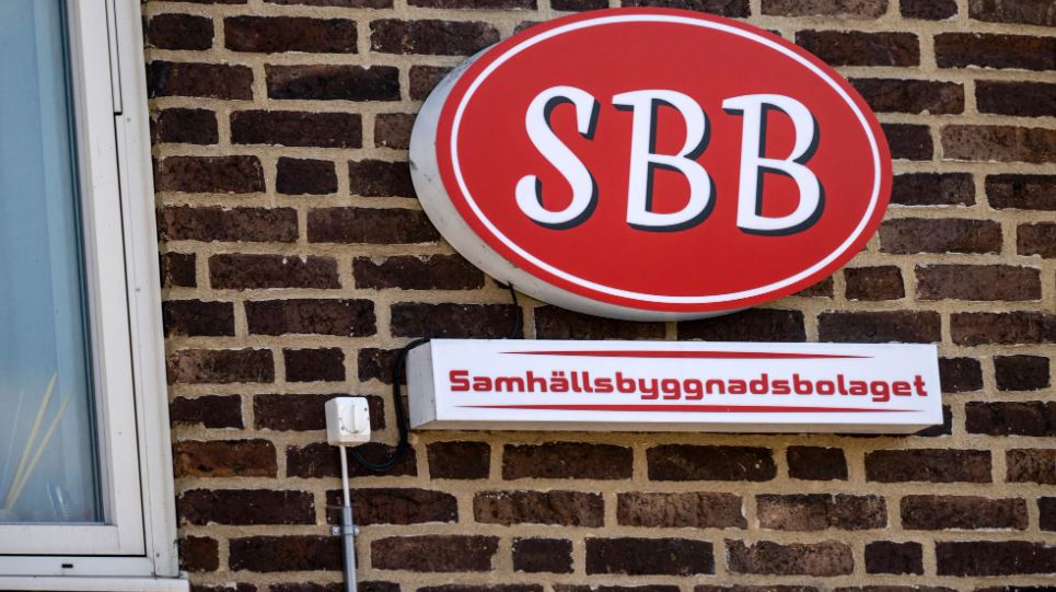 Hedgefonder pressar Sverige 🏠 

Hedgefonder i London och New York, specialiserade på att tjäna pengar på rekonstruktion, leker just nu med fastighetsbolag i Sverige som en🐱leker med en🐭 innan bytet dödas, säger Öhman Fonders <a href="/festelars/">lars feste</a>. <a href="/ohmangruppen/">Öhman</a> 
svd.se/a/abE3Bd/hedge…