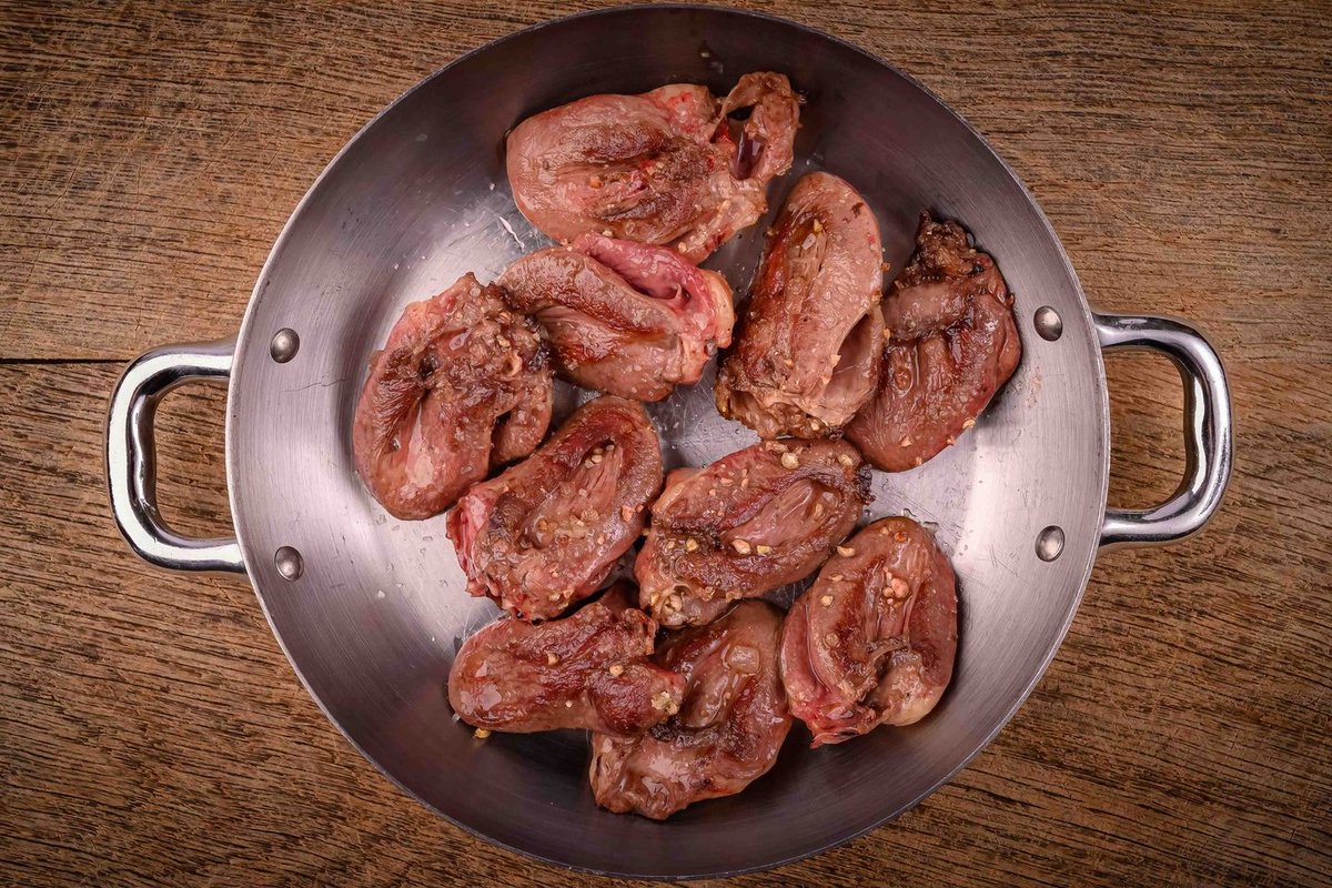 Envie d'une entrée à partager gourmande ? Nos cœurs de canard grillés au gros sel devraient vous combler de bonheur au J'Go Paris
📷 Nathanaël Mergui Photographe
#coeurdecanard #cuisinefrancaise #cuisinefrançaise #frenchfood #frenchcuisine #parisfood #foodparis #lefooding