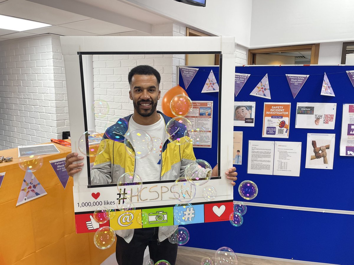 Patient safety week stand (parade entrance Jersey Hospital) with one of our amazing urology nurses (Rui) #hcspsw <a href="/HCSQuality/">HCS Quality and Safety Team</a> @GovJsyHCS <a href="/GovJersey/">Government of Jersey</a> ❤️ 🏥 😇  ⭐️