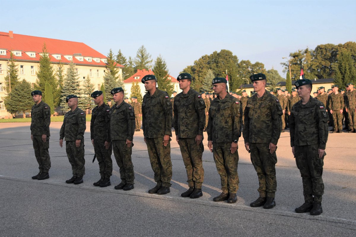 9pulkrozp's tweet photo. W dniu 18.09.2023 r. w ramach apelu pułku, Dowódca płk Dariusz PIOTROWIAK uhonorował medalami oraz pucharami najlepszych żołnierzy biorących udział w Mistrzostwach 9pr w pływaniu❗️
@DGeneralneRSZ @WCR_Olsztyn @WCR_Lidzbark_W  @ZolnierzRP https://t.co/7wmrp6NUme