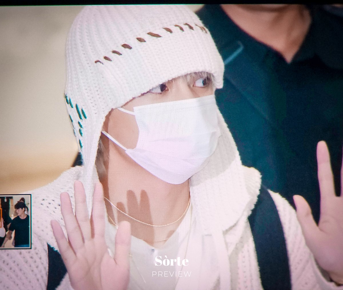 흐앙 오늘 곰돌이 넘 예뻐요🐻💗

230918 태형 입국 프리뷰
#김태형 #태형 #V #TAEHYUNG #テテ
#V_Layover <a href="/BTS_twt/">방탄소년단</a>
